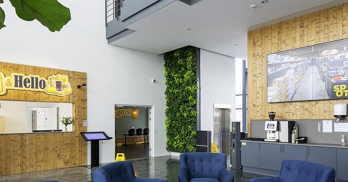 reception, grøn plantevæg, trævæg,