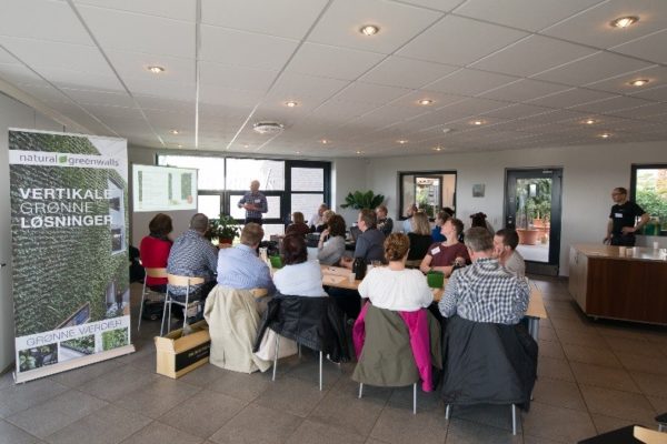 Kantinen Training Day En gruppe mennesker sidder i en kantine til foredrag