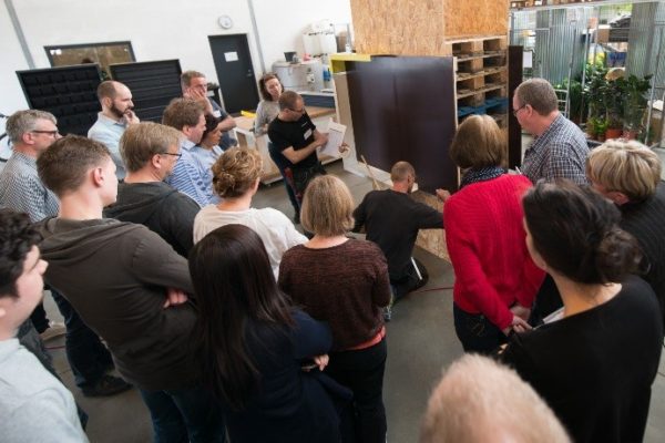 Hallen Training Day En gruppe stående mennesker får instruktion