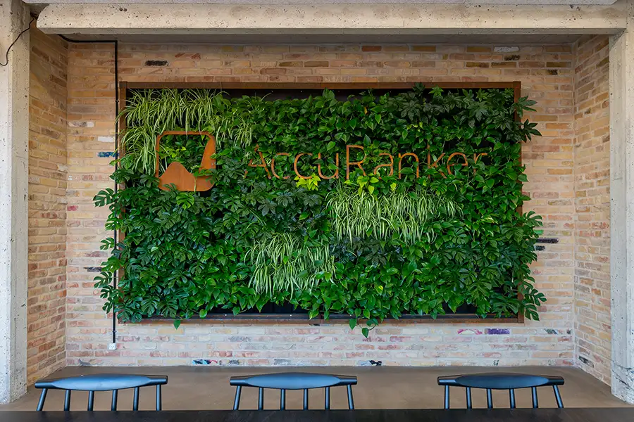 Plantevæg kantine Plantevæg med logo,