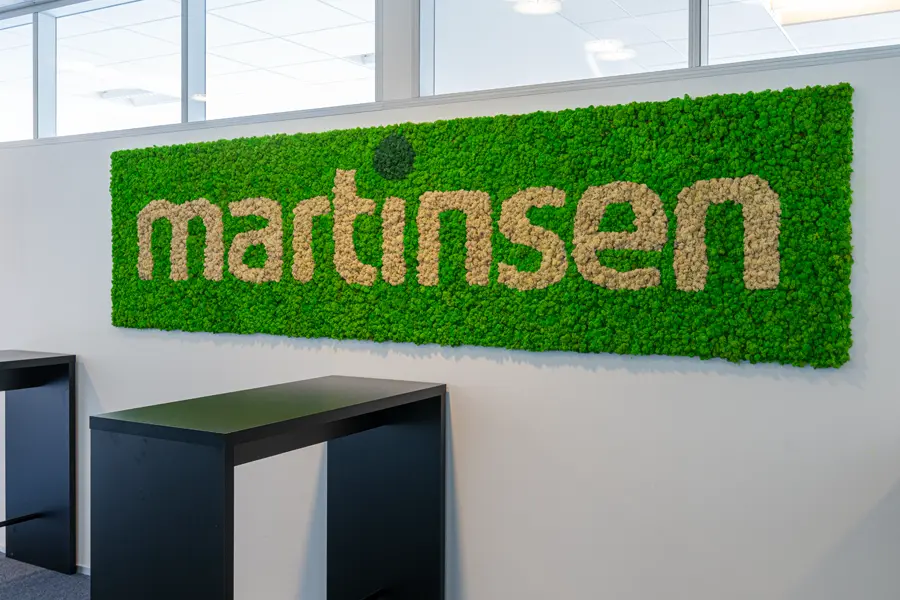 Logo i mosvæg Mosvæg med logo,
