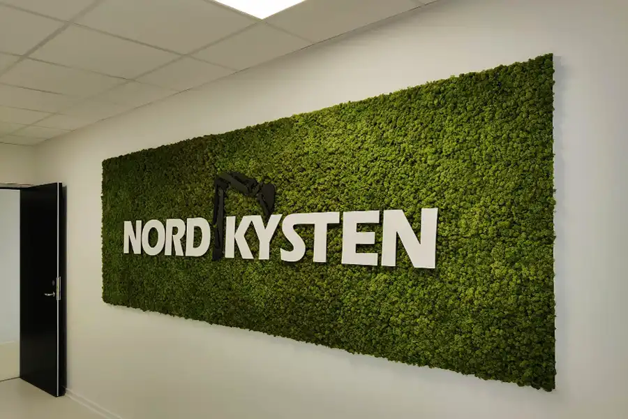 Mosvæg med firmalogo Mosvæg på kontor,