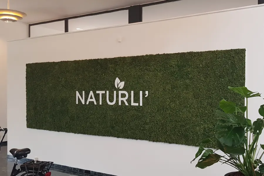 Naturlig mosvæg Rensdyrmosvæg, med hvidt logo,