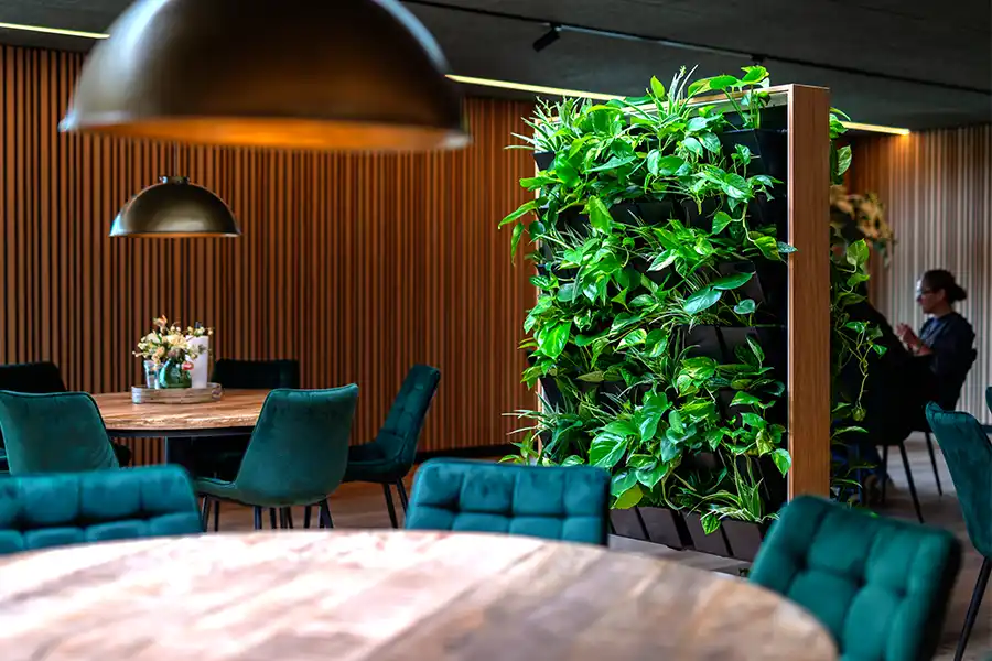 plantevæg kantine Hyggelige kantine med mobil rumdeler med planter,